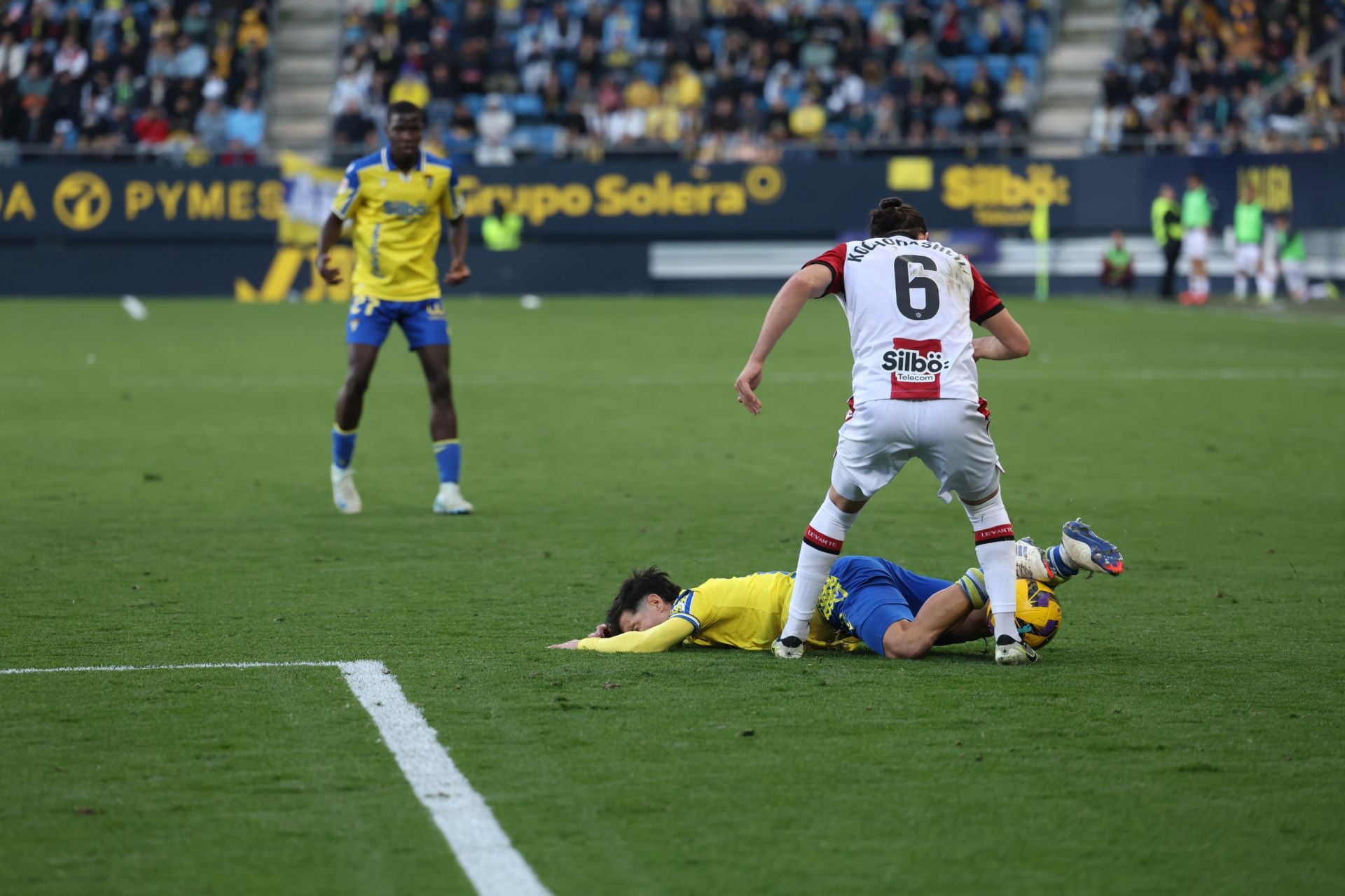 Fotos: las imágenes del Cádiz CF-Levante, un duelo de alta intensidad