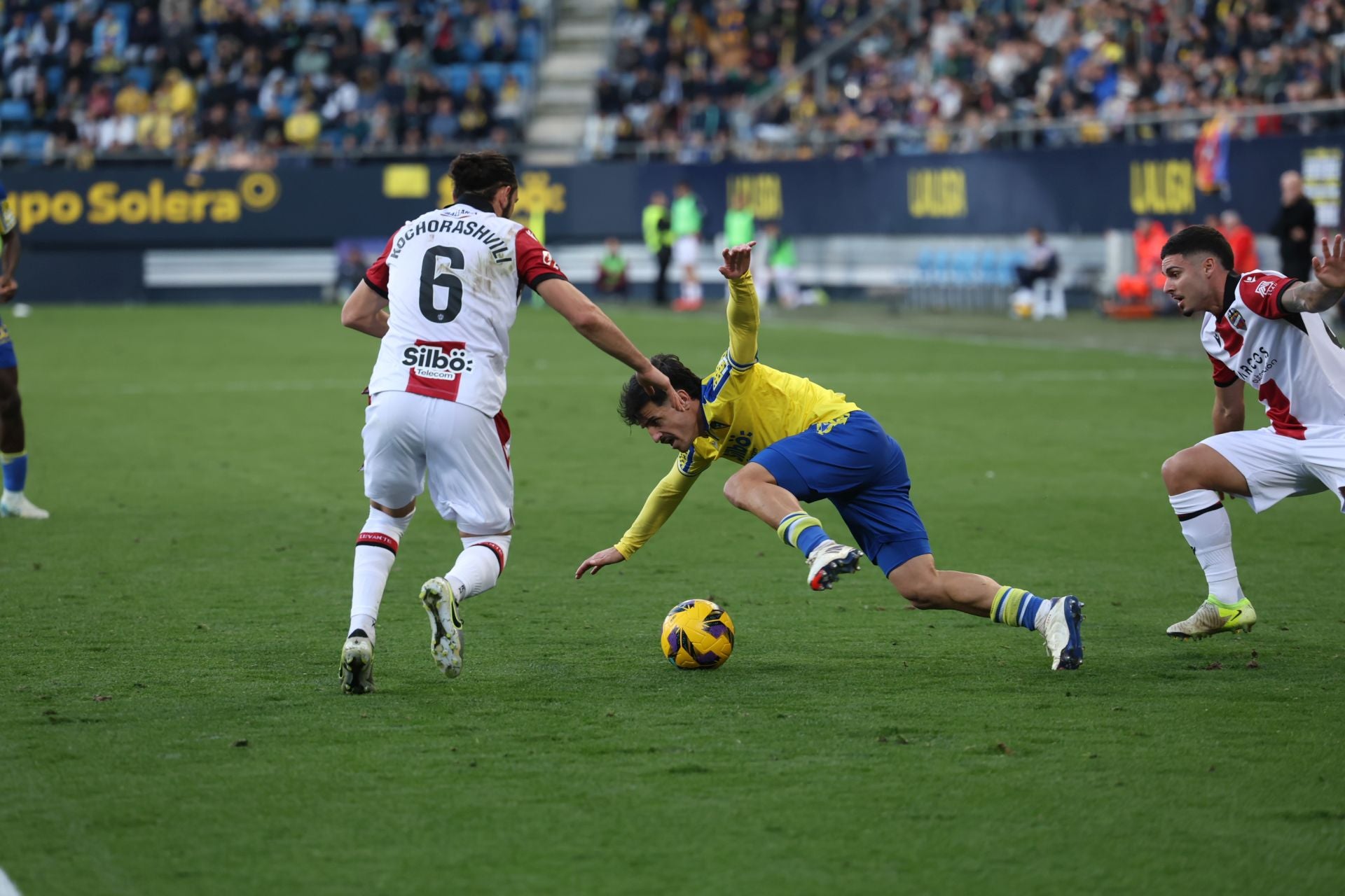 Fotos: las imágenes del Cádiz CF-Levante, un duelo de alta intensidad