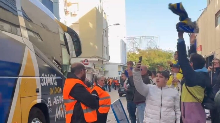 Ni frío ni caliente: así ha sido el recibimiento al autobús del Cádiz antes del partido contra el Levante