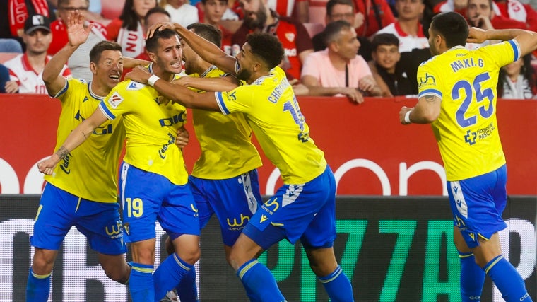 El Cádiz CF celebra el gol de Sergi Guardiola en el Sánchez Pizjuán.