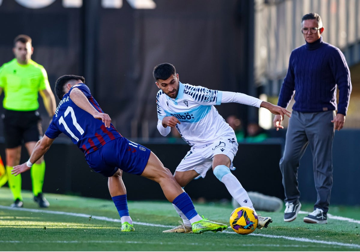 Dani Ponz observa la acción de Mario Climent