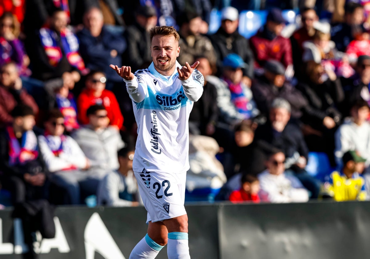 Ontiveros celebra el gol que abría la victoria.