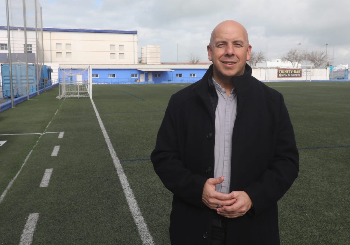 Pedro Curtido, presidente de la RFAF, en el Estadio Gutiérrez Amérigo, en Chipiona.