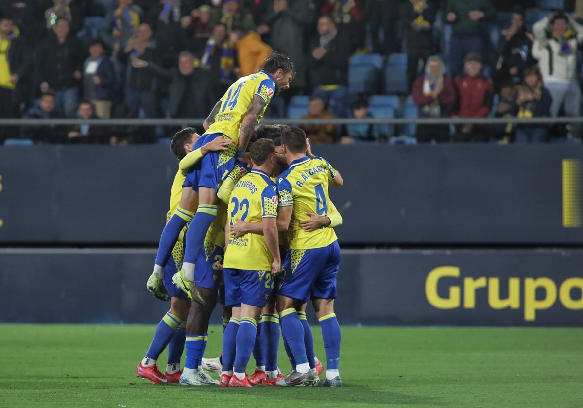 Los jugadores del Cádiz CF celebran uno de los tantos