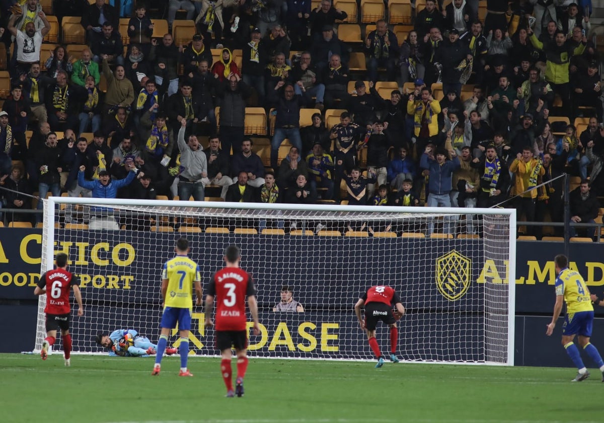 David Gil detiene el penalti lanzado por Panichelli en el Cádiz - Mirandés.