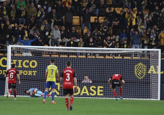 David Gil detiene el penalti lanzado por Panichelli en el Cádiz - Mirandés.