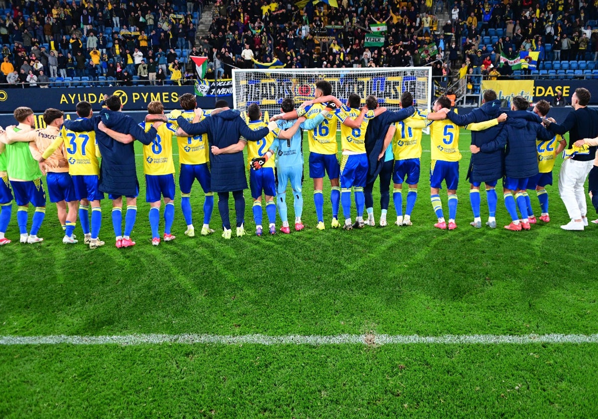 Los jugadores del Cádiz volvieron a conectar con su afición.