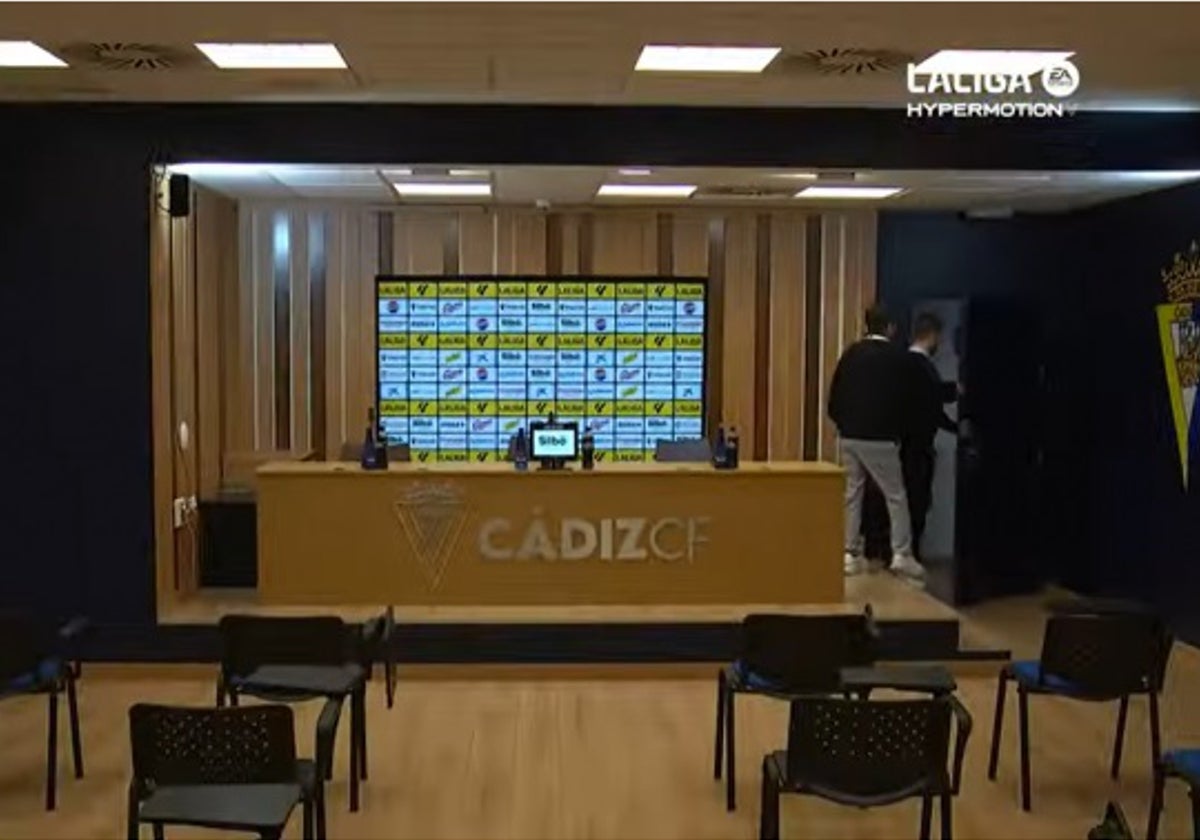 Ningún periodista asistió a la rueda de prensa de los entrenadores después del Cádiz - Mirandés.