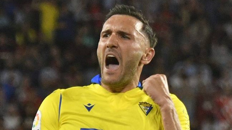 Lucas Pérez celebra un gol con el Cádiz CF.