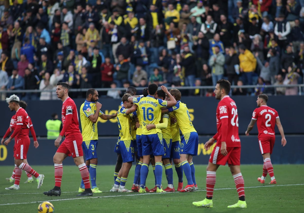 Los jugadores del Cádiz celebran el primer gol del partido, obra de Climent.