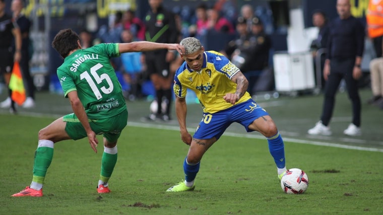 Marco Sangalli trata de frenar a Brian Ocampo en el Cádiz - Racing de Santander.