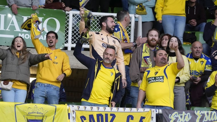 El cadismo celebró la victoria de su equipo en El Sardinero ante el Racing de Santander.