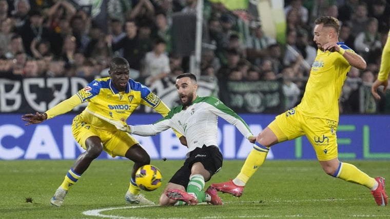 Moussa Diakité junto a Ontiveros en el Racing - Cádiz.