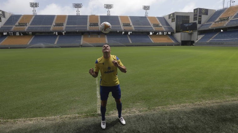 Milutin Osmajic durante su presentación en el Estadio Carranza.