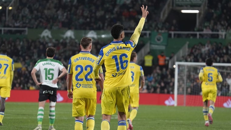 Chris Ramos celebra su gol en Santander.