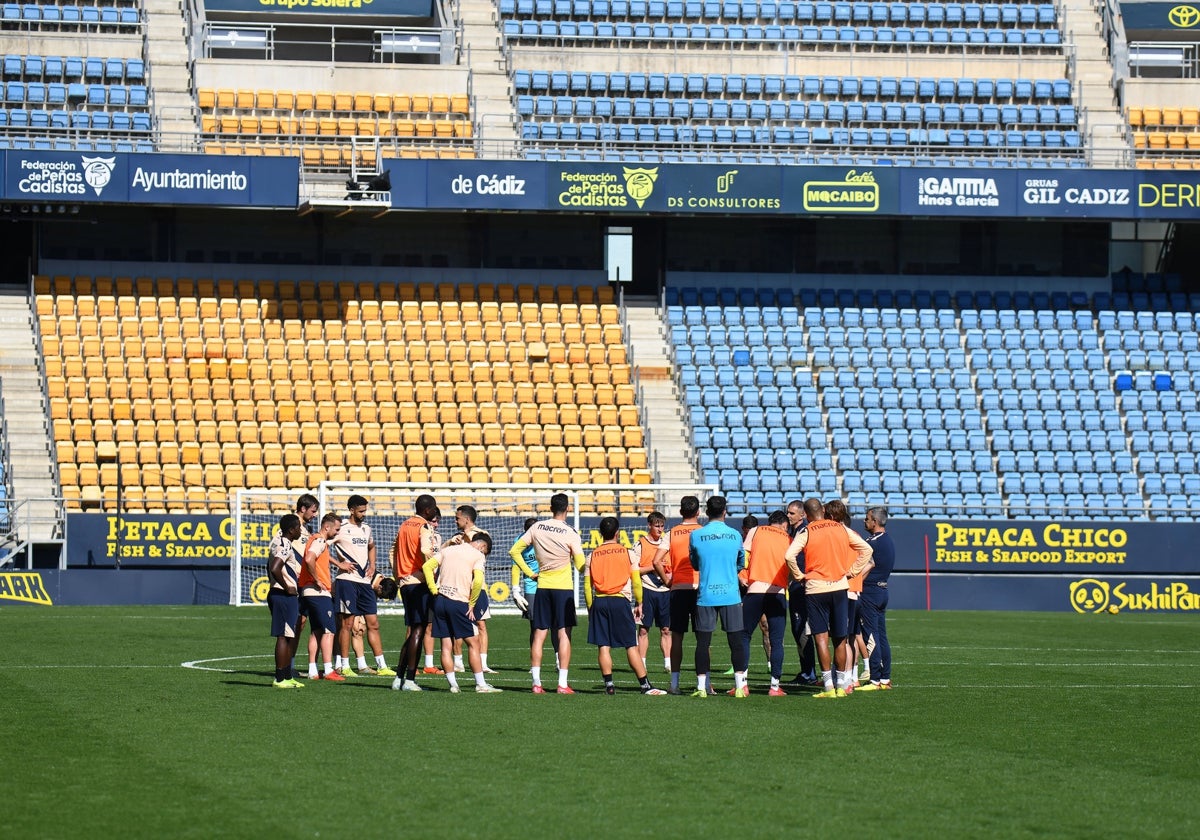 El Cádiz de Garitano vuelve a casa tras su gran victoria en El Sardinero