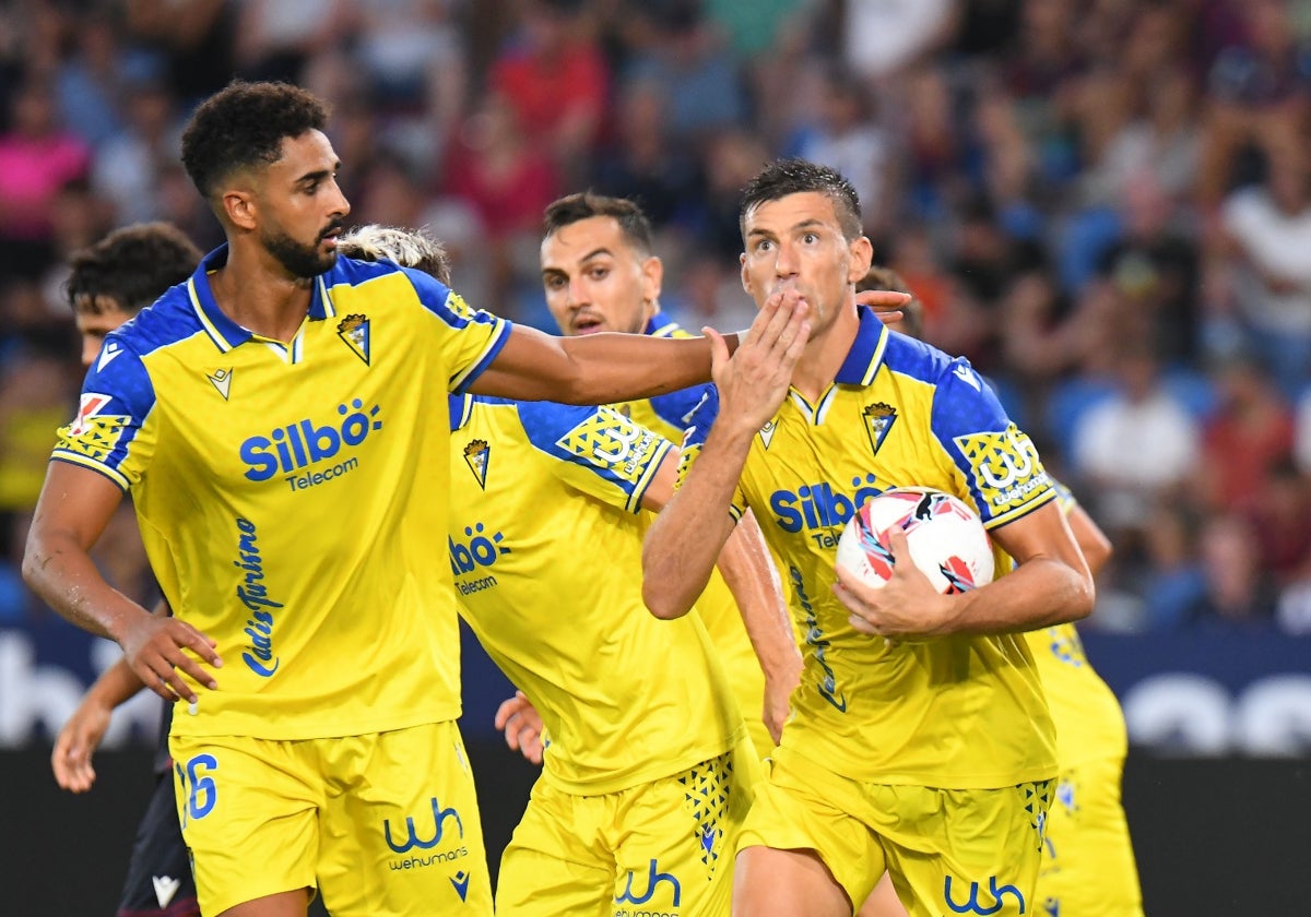 Rubén Alcaraz celebra el tanto del empate ante el Levante