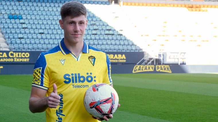 Iker Recio, central del Cádiz CF.