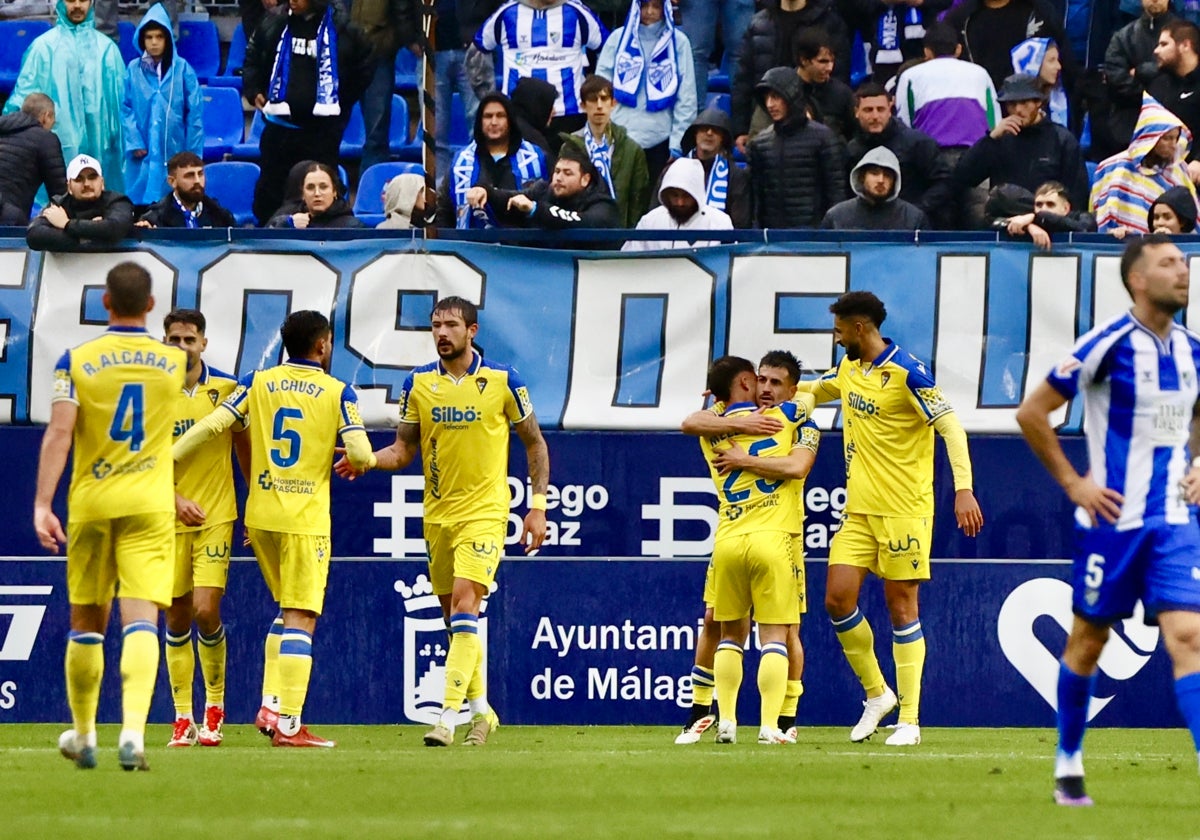 Melendo y Matos fueron claves en la victoria del Cádiz CF en La Rosaleda.