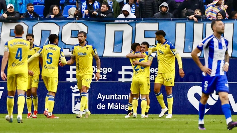 Melendo y Matos se funden en un abrazo en La Rosaleda.