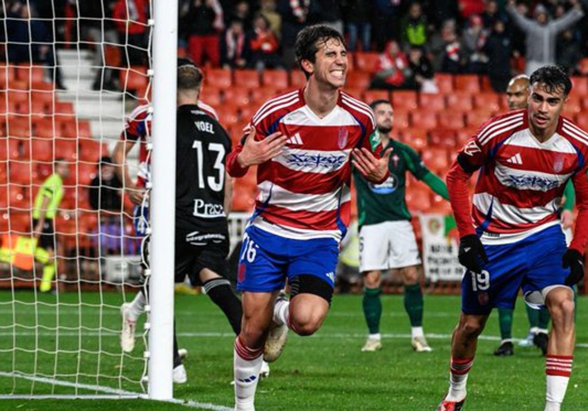 El central Manu lama celebra su gol al Racing de Ferrol.