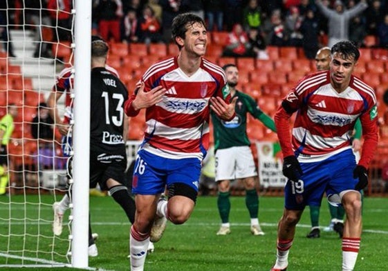 El central Manu lama celebra su gol al Racing de Ferrol.