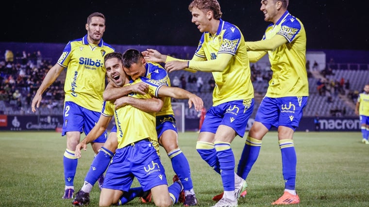 Zaldua celebra un gol de Sobrino en la Copa del Rey ante el Real Jaén.