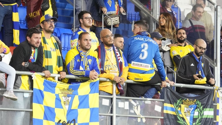 Seguidores del Cádiz CF en Ipurua durante el encuentro de la primera vuelta liguera.