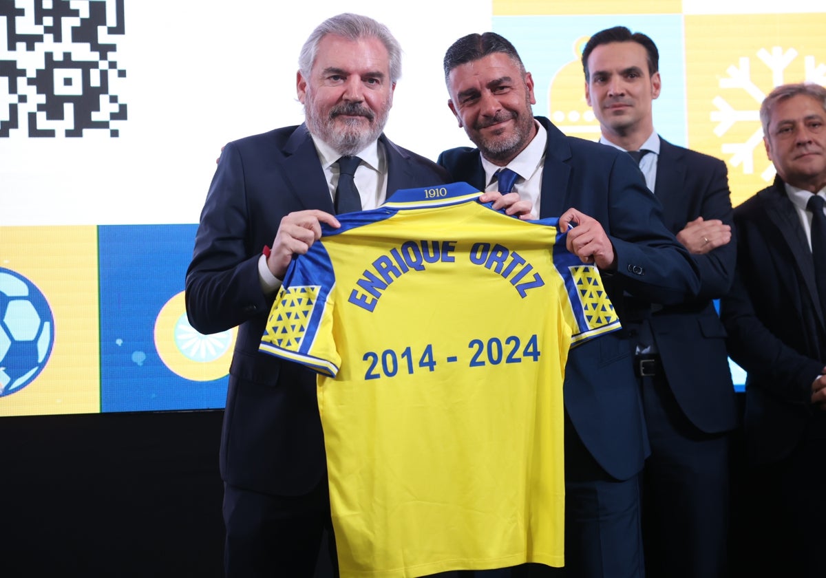 Enrique Ortiz junto al presidente Manuel Vizcaíno.