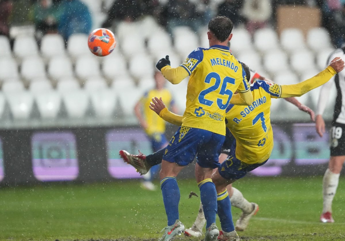 El Cádiz CF empató en Burgos (2-2).
