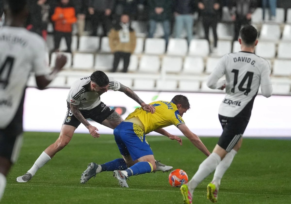 Alcaraz protege un balón.