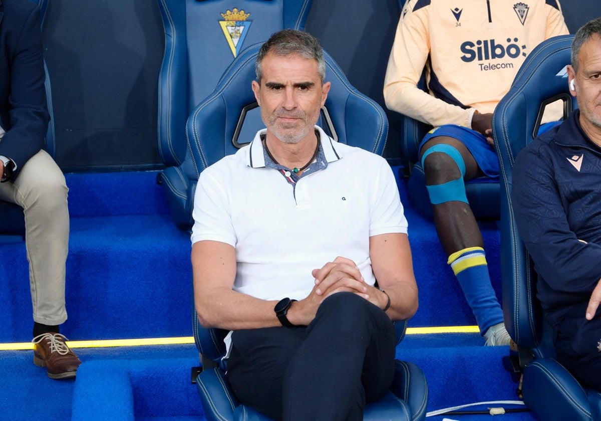 Gaizka Garitano, sentado en el banquillo