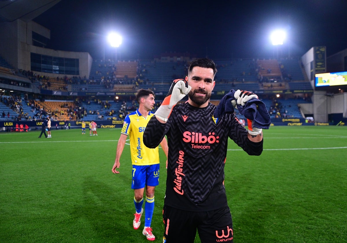 David Gil aprieta el puño para celebrar el triunfo sobre el Sporting