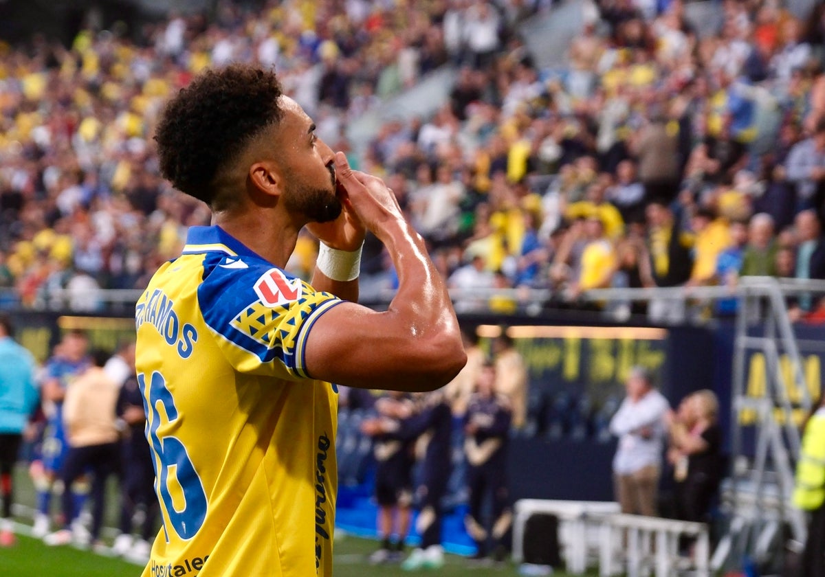 Chris Ramos celebra el tanto de la victoria ante el Sporting