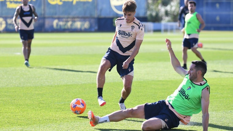 El gran apagón no ha impedido que el Cádiz CF entrene en El Rosal.