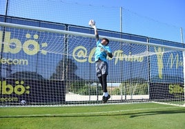 El canterano Rubén Domínguez despeja un balón.