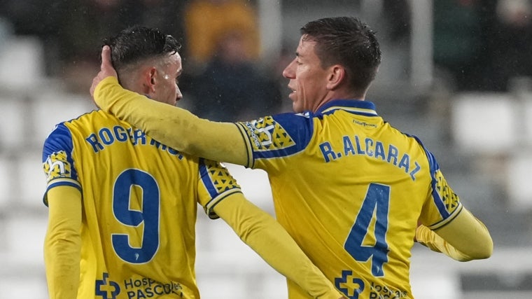 Rubén Alcaraz, en la imagen junto a Roger Martí, vuelve a estar disponible esta jornada.
