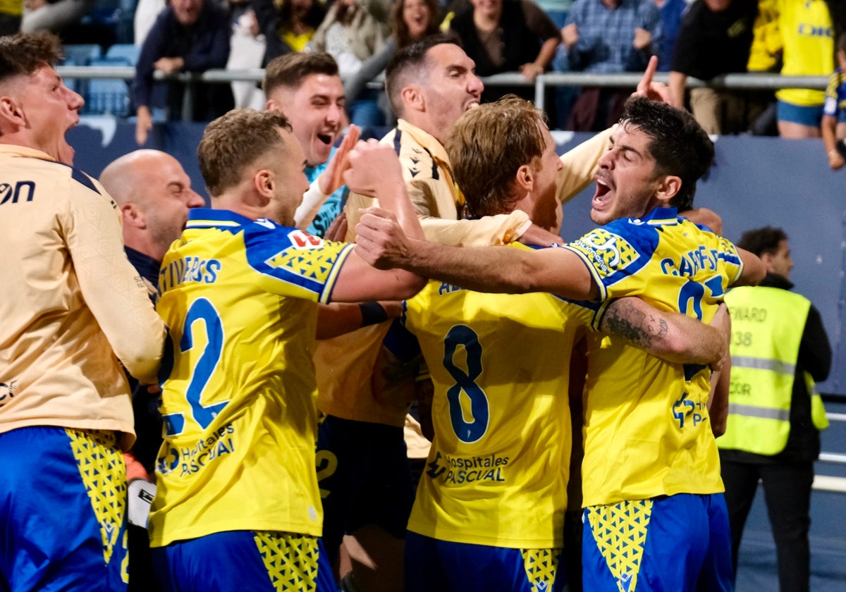 Carlos Fernández por fin pudo celebrar su primer gol oficial como delantero del Cádiz CF.