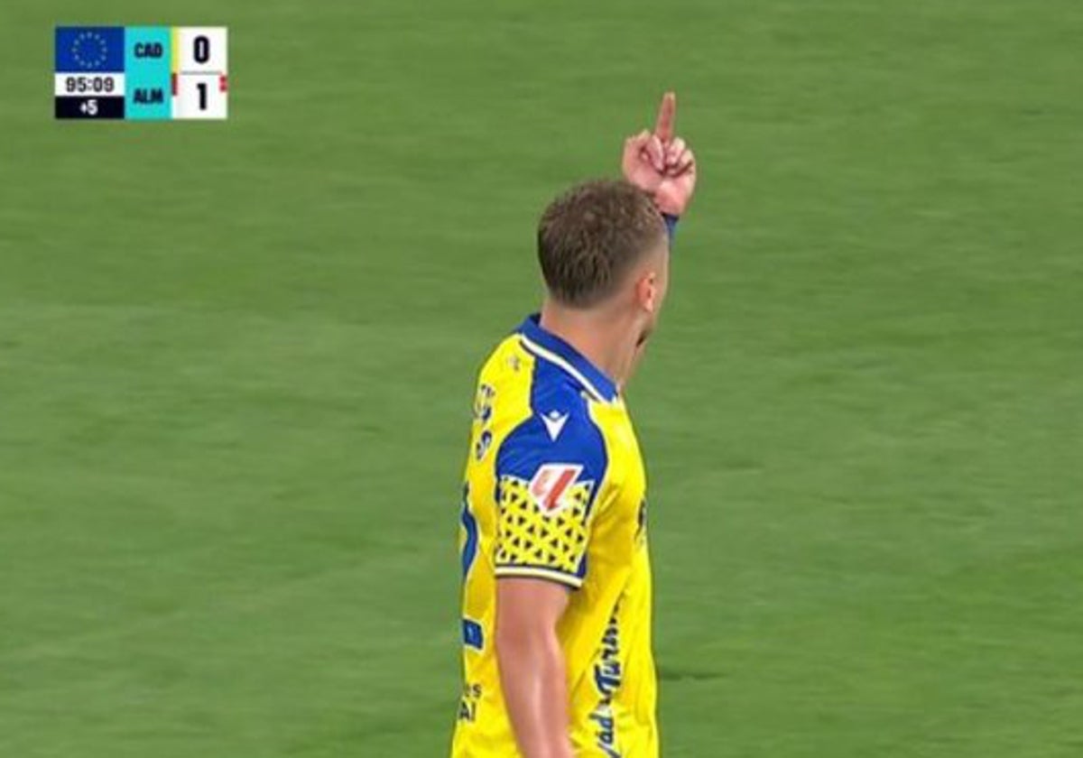 Ontiveros hace una peineta a los aficionados del Almería tras el 1-1.