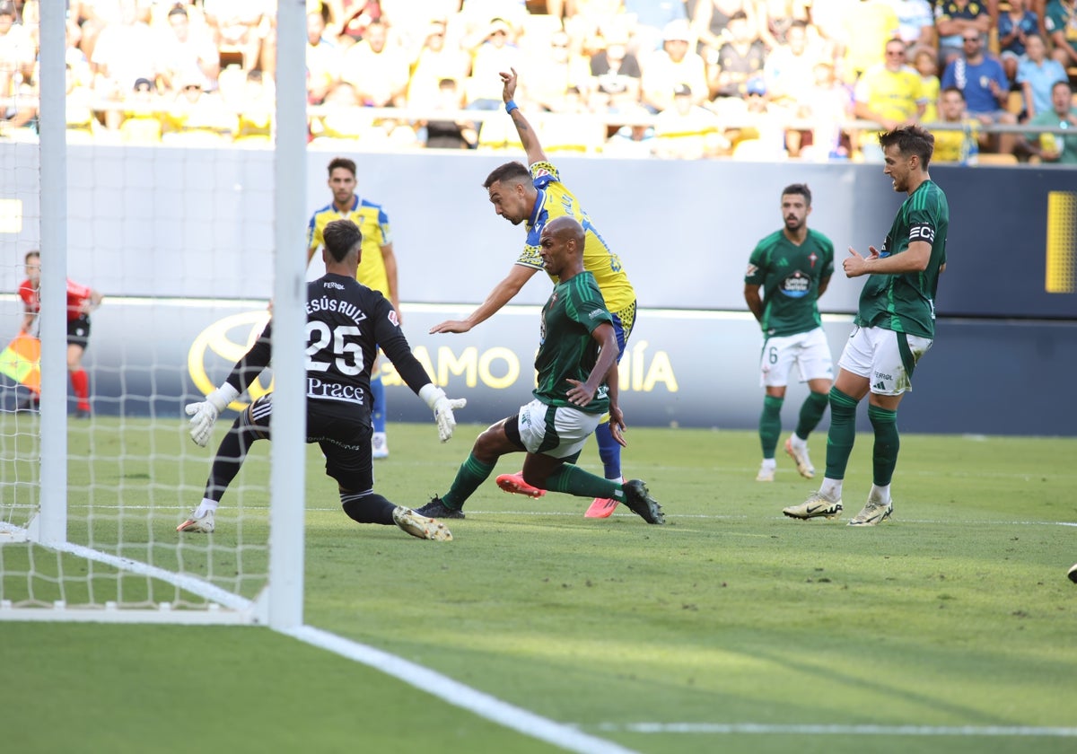 Racing de Ferrol y Cádiz empataron sin goles en la ida.