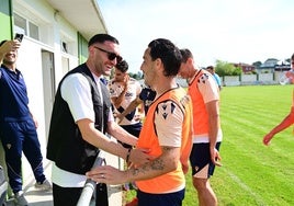 Lucas Pérez visita a sus excompañeros