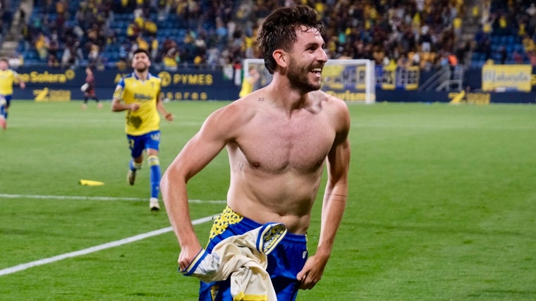 Víctor Chust podría volver al once titular del Cádiz CF.