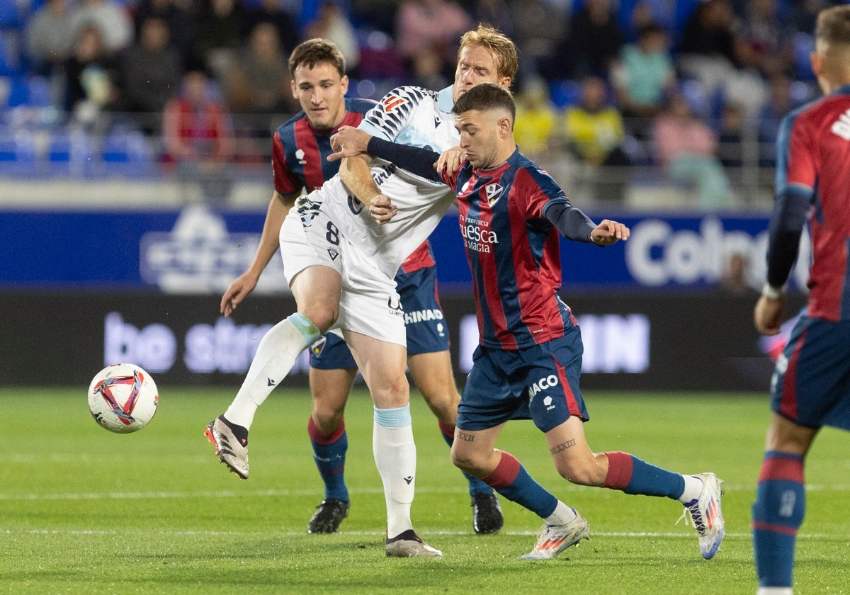 El Cádiz CF, ya salvado, recibe a un Huesca que aún tiene opciones de 'play off' de ascenso.