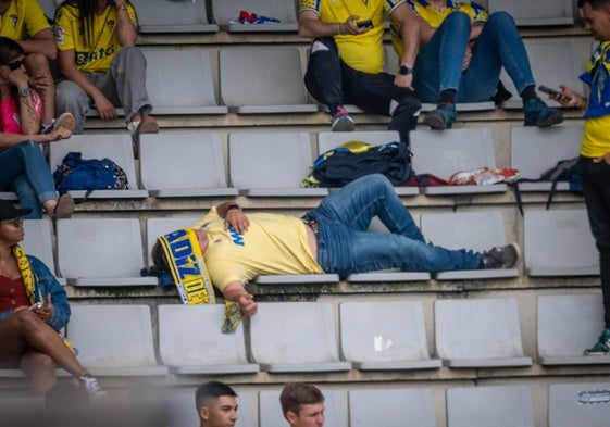 Un aficionado cadista dormita en la grada de A Malata para no ver el ridículo de su equipo.