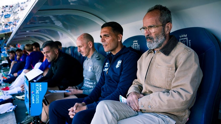 Álvaro Cervera, entrenador del Tenerife, junto a Roberto Perera.
