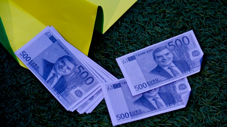 Billetes de 500 euros con el rostro de Manuel Vizcaíno, presidente del Cádiz CF.