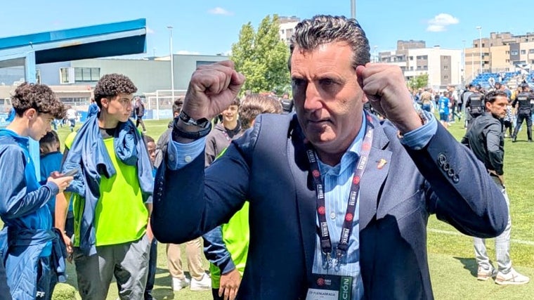Edu Villegas celebra el ascenso del Ceuta en Fuenlabrada.