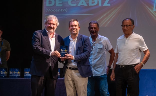 El director de LA VOZ recibió el galardón de manos de Vizcaíno.