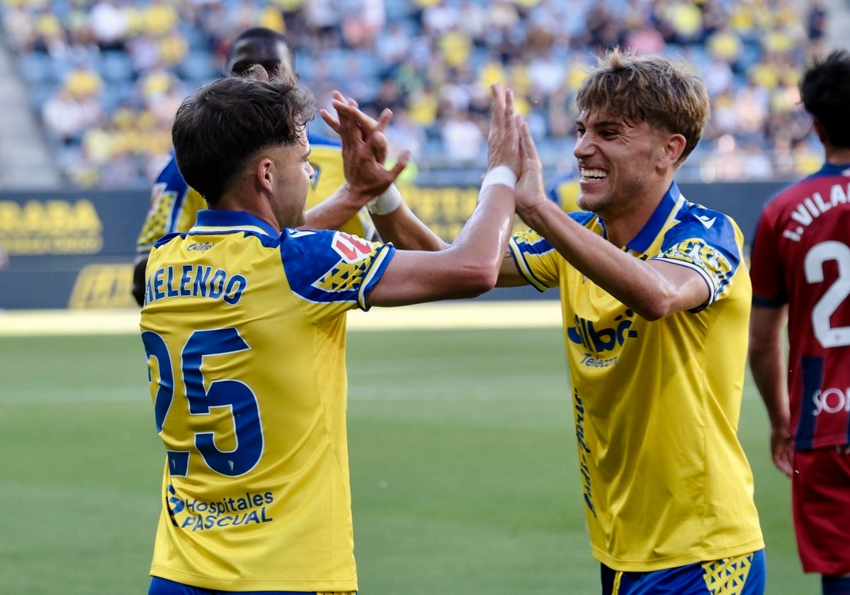 De la Rosa felicita a Melendo por su gol ante el Huesca.