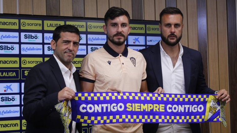 Cala junto a Juanjo Lorenzo y Víctor Chust en la renovación de Víctor Chust.